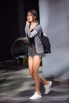 街拍身材苗條美腿修長性感的美臀小姐姐