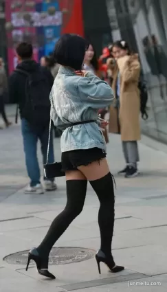 街拍超短熱褲長靴美女