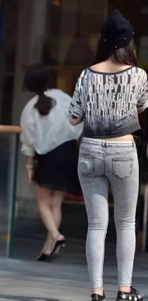 街拍緊身牛仔褲修長雙腿挺翹渾圓露臍裝好身材氣質女郎