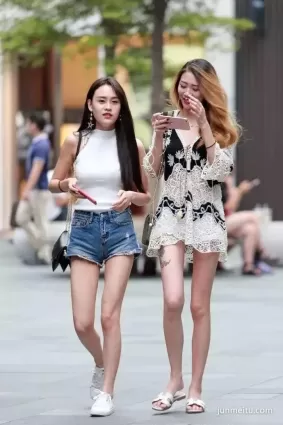 街拍高挑骨感大長腿美女閨蜜一起逛街