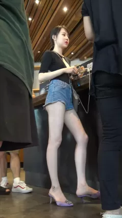 街拍腿長人美，超短褲的性感美麗美女