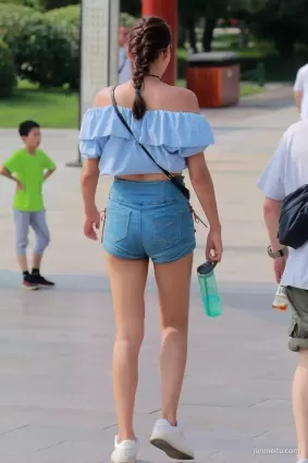 街拍高挑牛仔熱褲渾圓挺翹白皙修長雙腿露肩氣質女郎