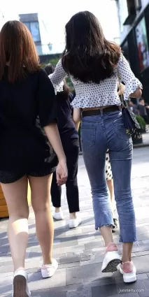 街拍高挑緊身牛仔褲渾圓挺翹修長苗條雙腿氣質漂亮美女