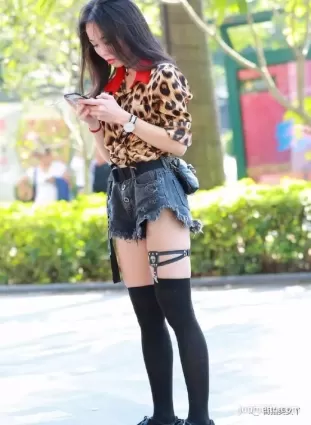 街拍大膽穿着，性感熱褲