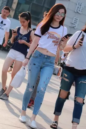 街拍緊身破洞牛仔褲小蠻腰氣質白皙墨鏡妹紙