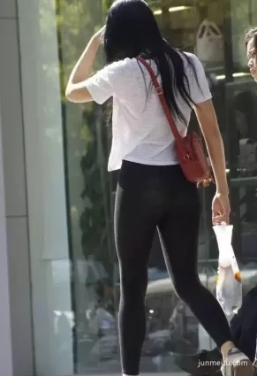 街拍豐腴緊身褲墨鏡氣質時尚女郎