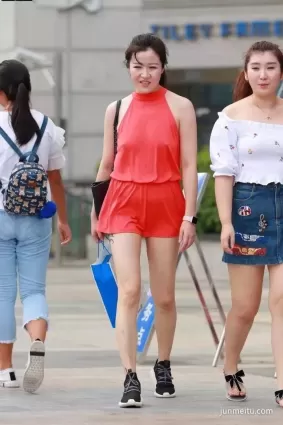 街拍身材豐腴紅色套裝短褲的氣質女郎