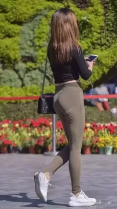 街拍高挑氣質美女緊身褲凸翹蜜桃撩動人心
