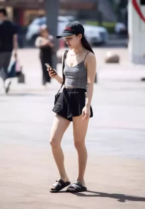 街拍高挑熱褲雪白修長雙腿溫潤甜美露肩氣質漂亮妹紙