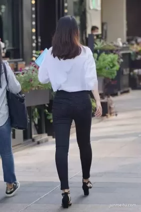 街拍黑色緊身牛仔褲身材不錯女郎