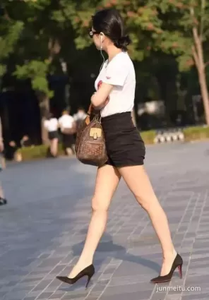 街拍短褲墨鏡氣質妹紙