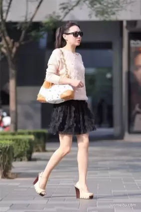 街拍有絲清純，帶有點優雅動人！