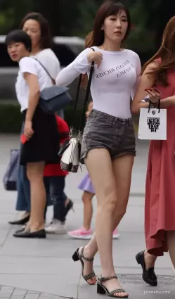 街拍高挑牛仔熱褲豐腴白皙修長雙腿小蠻腰飽滿堅挺女郎