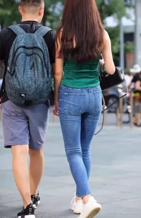 街拍高挑緊身牛仔褲渾圓挺翹小蠻腰苗條玲珑有緻女郎