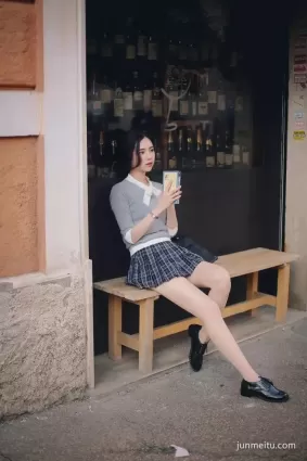 街拍美女 | 時尚氣質格子短裙美女街角大秀美腿