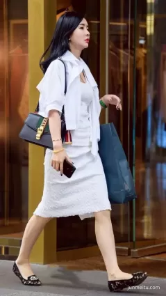 街拍走路逛街，白裙靓麗美女