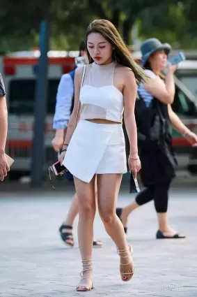 街拍豐腴雙腿短裙溫婉淑女姐姐