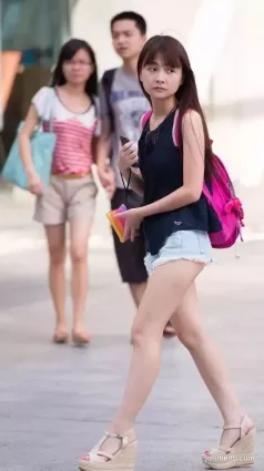 街拍超短牛仔熱褲白皙長腿可愛萌妹子