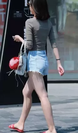 街拍牛仔熱褲白皙漂亮墨鏡女郎