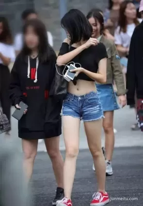 街拍露出雪白小蠻腰玉潤大長腿的牛仔熱褲妹紙