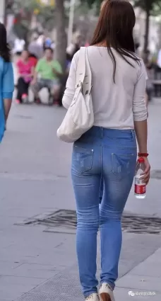 街拍美女 | 看妹紙就是要看背影 牛仔褲美女