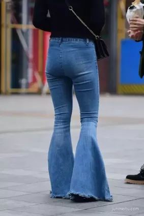 街拍個性牛仔長褲的美臀性感美女