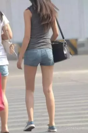 街拍牛仔熱褲秀美腿青春活力妹紙背影