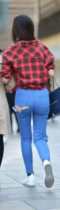 街拍pp破洞藍色緊身牛仔褲氣質大氣漂亮美女