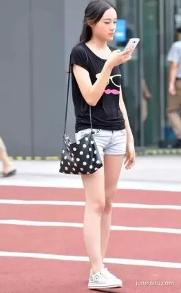 街拍青春靓麗時尚美眉