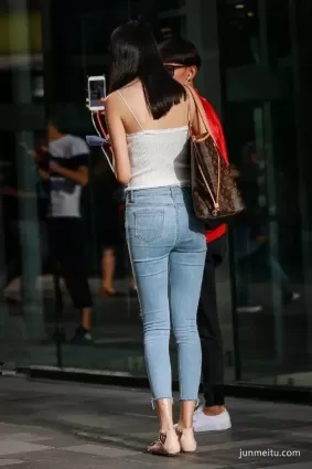 街拍美女 | 牛仔緊身褲妹紙街拍精選