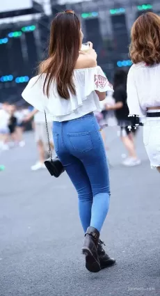街拍高挑緊身牛仔褲大長腿渾圓挺翹露肩裝氣質漂亮女郎