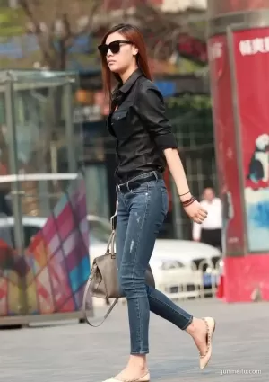 街拍氣質高挑的緊身牛仔褲墨鏡女郎