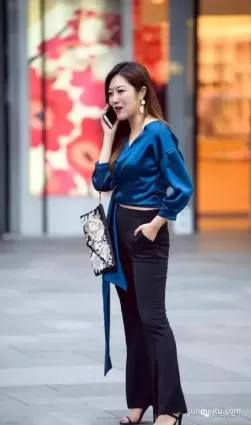街拍打電話的豐韻美婦！