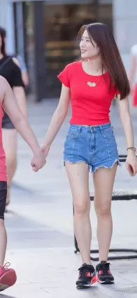 街拍美女 | 牛仔熱褲大白腿紅色上衣氣質佳