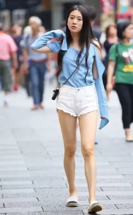 街拍白色熱褲苗條修長大白腿氣質漂亮時尚妹紙