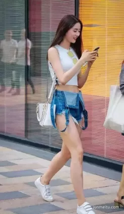 街拍 | 牛仔熱褲氣質時尚女郎