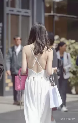 街拍吊帶美背，時尚女郎