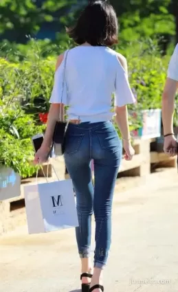 街拍高挑緊身牛仔褲長腿渾圓挺翹氣質飽滿白皙墨鏡女郎