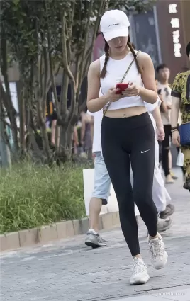 街拍高挑緊身褲大長腿挺翹渾圓露臍裝飽滿白皙氣質女郎