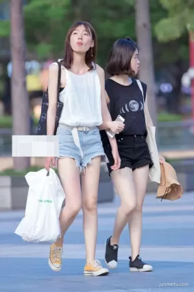 街拍高挑牛仔熱褲白皙大長腿妹子 16張