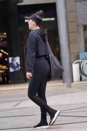 街拍身材豐滿的緊身褲翹臀性感少婦