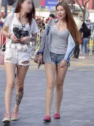 街拍兩個時尚漂亮的熱褲美麗妹紙