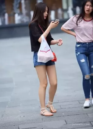 街拍嬌小美女牛仔短褲鄰家姐姐