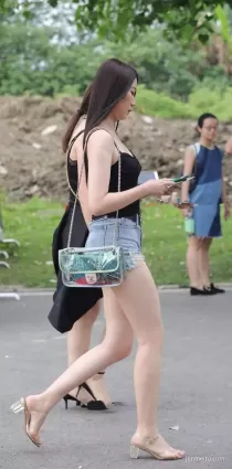 街拍高挑牛仔熱褲雪白如玉修長大白腿飽滿氣質漂亮女郎