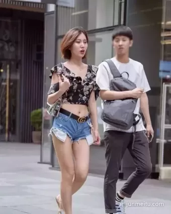 街拍高挑寬松牛仔熱褲白皙大長腿露臍裝小蠻腰氣質女郎