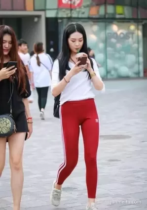 街拍緊身褲 | 長發妹紙的紅色緊身褲很紮眼
