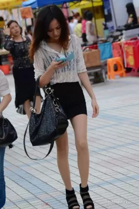 街拍薄紗上衣，苗條修長！