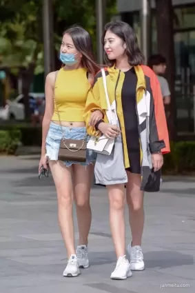 街拍白皙圓潤長腿性感氣質漂亮姐妹花