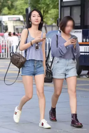 街拍氣質靓麗高挑白皙大長腿牛仔熱褲妹紙