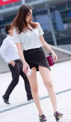街拍雪白如玉豐腴長腿别樣短裙氣質漂亮女郎